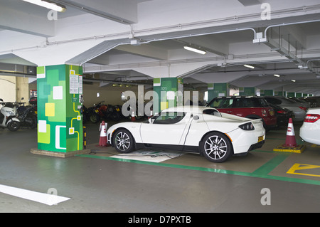 dh point de charge ÉLECTRIQUE TRANSPORT ASIE Chine Tesla roadster voiture à Hong Kong parking recharge Bay voitures station plugged ev charge Banque D'Images