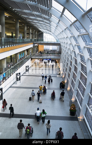 dh Hong kong aéroport CHEK LAP KOK HONG KONG Chine Intérieur animé de l'aéroport international terminal One Walkway intérieurs hk Banque D'Images