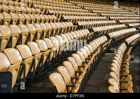 Sièges vides à stade avant un match Banque D'Images