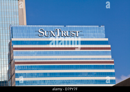 La SunTrust Bank logo est vu sur un bâtiment à Jacksonville, Floride Banque D'Images