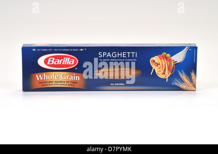 Boîte non ouverte de grains entiers pâtes spaghetti Barilla sur fond blanc, découpe. USA Banque D'Images