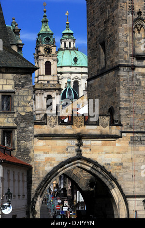 Église Saint-Nicolas De Prague République Tchèque, Porte De La Rue Mostecka, Quartier De La Petite Ville Banque D'Images