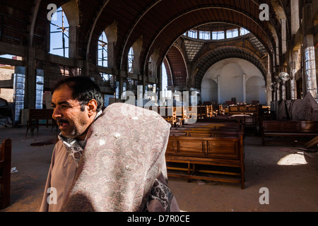 Au Gardien de la cathédrale copte nouvelle inachevée de Louxor. Banque D'Images