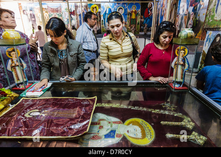 Fidèles priant à Mazar Ioannes mausolée copte à Louxor, Egypte Banque D'Images