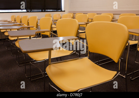 Classe vide bureaux et chaises - USA Banque D'Images