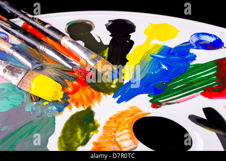 Pallette de brosses et les peintures Banque D'Images