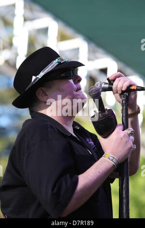 10 mai 2013 - Napa Valley, Californie, États-Unis - chanteur JOHN POPPER avec le groupe Blues Traveler, effectuer avant 10 de milliers de fans sur le mineur Family Winery Étape à BottleRock 2013 Napa Valley. (Crédit Image : © Eustatcio ZUMAPRESS.com)/Humphrey Banque D'Images