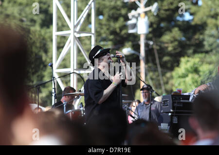 10 mai 2013 - Napa Valley, Californie, États-Unis - chanteur John Popper avec le groupe Blues Traveler, effectuer avant 10 de milliers de fans sur le mineur Family Winery Étape à BottleRock 2013 Napa Valley. (Crédit Image : © Eustatcio ZUMAPRESS.com)/Humphrey Banque D'Images