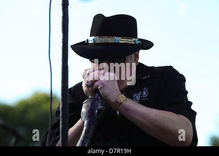 10 mai 2013 - Napa Valley, Californie, États-Unis - chanteur JOHN POPPER avec le groupe Blues Traveler, effectuer avant 10 de milliers de fans sur le mineur Family Winery Étape à BottleRock 2013 Napa Valley. (Crédit Image : © Eustatcio ZUMAPRESS.com)/Humphrey Banque D'Images