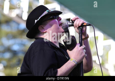 10 mai 2013 - Napa Valley, Californie, États-Unis - chanteur JOHN POPPER avec le groupe Blues Traveler, effectuer avant 10 de milliers de fans sur le mineur Family Winery Étape à BottleRock 2013 Napa Valley. (Crédit Image : © Eustatcio ZUMAPRESS.com)/Humphrey Banque D'Images