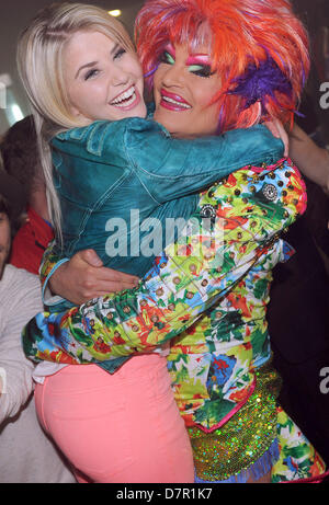 La chanteuse suisse Joseph Egli (L) et drag queen Olivia Jones hug après la finale du casting show RTL Allemand « Deutschland sucht den Superstar" (Idol) Allemand à Cologne, Allemagne, 11 mai 2013. Egli a gagné l'émission. Photo : Henning Kaiser Banque D'Images