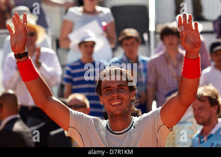 Madrid, Espagne. 12 mai 2013. Rafael Nadal de l'Espagne célèbre après sa victoire sur Stanislas Wawrinka de Suisse à la fin de la seule men's match final entre Stanislas Wawrinka de Suisse et Rafael Nadal de l'Espagne et pendant dix jours de l'Open de Madrid de La Caja Magica.Credit : Action Plus Sport Images/Alamy Live News Banque D'Images