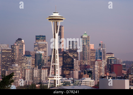 La Space Needle, au centre-ville de Seattle est un réchauffé par le soleil couchant Banque D'Images