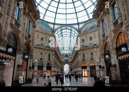 Shop et shoppers dans la Galleria Vittorio Emanuele 11 Milan Banque D'Images