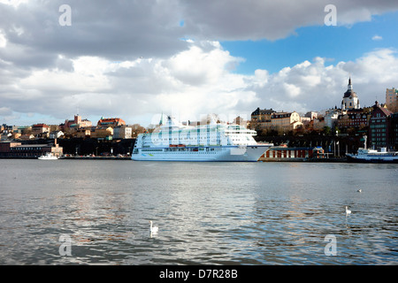Grand bateau de croisière amarré à Stockholm Banque D'Images