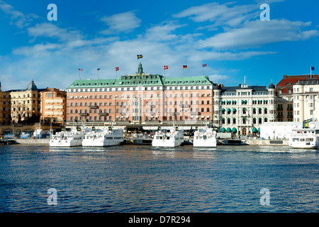 Bateaux amarrés à l'extérieur du Grand Hotel à Stockholm Banque D'Images