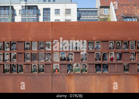 Monument à la Bernauer Strasse en photos des victimes de la guerre froide, les gens qui ont essayé de s'échapper de la mémoire DDR sur le mur. Banque D'Images