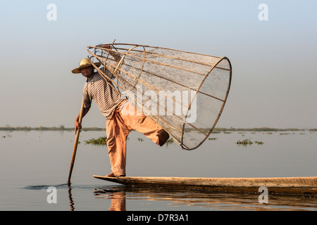 Ethnie Intha fisherman holding filet de pêche traditionnelle, au Lac Inle, Nyaung Shwe, l'État de Shan, Myanmar (Birmanie), Banque D'Images