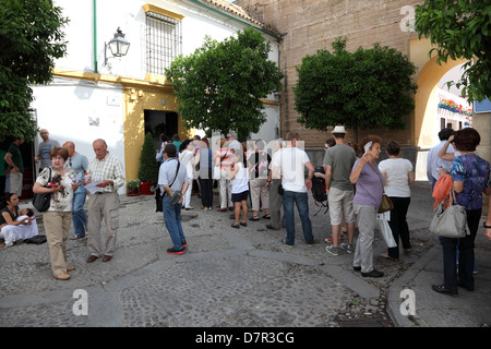 Les touristes en attente de l'entrée à un patio pendant le Festival des patios 2013 à Cordoue, Andalousie Espagne. Banque D'Images