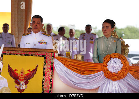 13 mai 2013 . Bangkok , Thaïlande . La Thaïlande est le Prince Maha Vajiralongkorn et la Princesse Srirasmi assiste à la cérémonie du Labour Royal annuel, pour marquer le début de la saison de culture du riz, à Sanam Luang . Un Sahakorn Crédit : Piti/Alamy Live News Banque D'Images