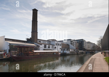 Regents Canal au coeur Londres différentes formes de barge logement appartements waterside contraste avec des bateaux et des bureaux à Sunshine Banque D'Images