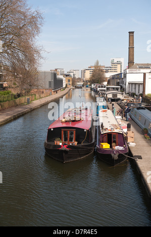 Regents Canal au coeur Londres différentes formes de barge logement appartements waterside contraste avec des bateaux et des bureaux à Sunshine Banque D'Images