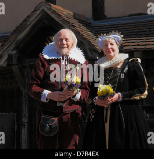 Shakespeare et Anne Hathaway en face de la maison natale de Shakespeare au défilé commémoratif annuel anniversaire à Stratford sur Avon. Banque D'Images