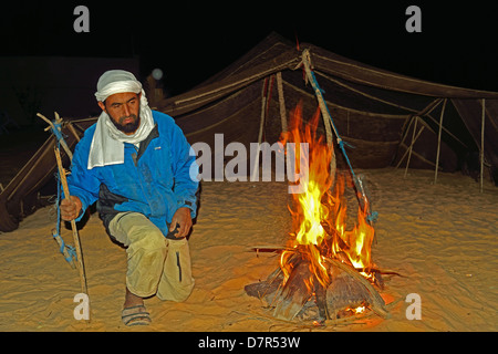 Des bédouins un feu dans les dunes de Douz, au sud de la Tunisie. Banque D'Images