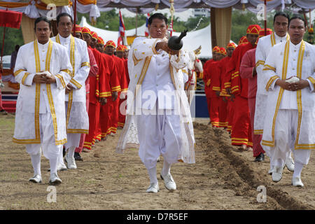 13 mai 2013 . Bangkok , Thaïlande . Sprinks brahmane holywater pendant ceramony. La Thaïlande est le Prince Maha Vajiralongkorn et la Princesse Srirasmi assiste à la cérémonie du Labour Royal annuel, pour marquer le début de la saison de culture du riz, à Sanam Luang . Un Sahakorn Crédit : Piti/Alamy Live News Banque D'Images