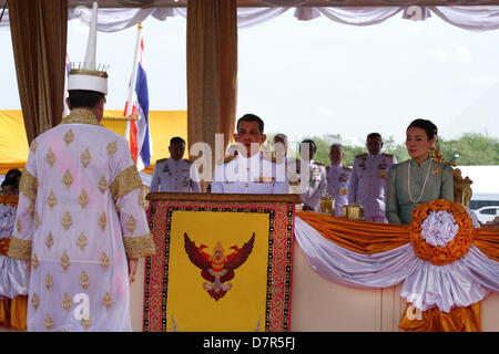 13 mai 2013 . Bangkok , Thaïlande . La Thaïlande est le Prince Maha Vajiralongkorn et la Princesse Srirasmi assiste à la cérémonie du Labour Royal annuel, pour marquer le début de la saison de culture du riz, à Sanam Luang . Un Sahakorn Crédit : Piti/Alamy Live News Banque D'Images