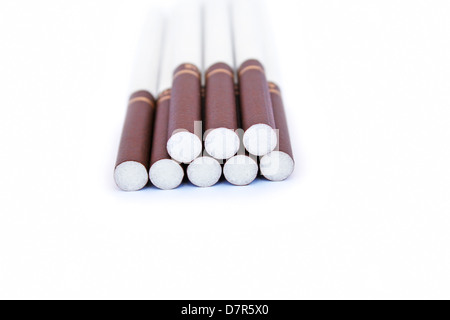 Cigarettes isolé sur fond blanc. Banque D'Images