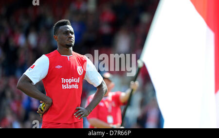 L'Energie Boubacar Sanogo grimaces après la Deuxième Bundesliga match de football FC Energie Cottbus vs SV Sandhausen au Stadion Der Freundschaft à Cottbus, Allemagne, 12 mai 2013. Photo : Thomas Eisenhuth Banque D'Images