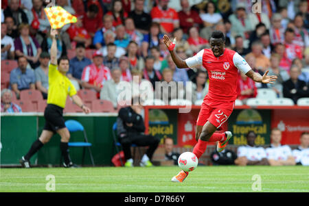 L'Energie Boubacar Sanogo gestes pendant la Deuxième Bundesliga match de football FC Energie Cottbus vs SV Sandhausen au Stadion Der Freundschaft à Cottbus, Allemagne, 12 mai 2013. Photo : Thomas Eisenhuth Banque D'Images