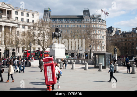 Vue sur Trafalgar Square montrant statue équestre de George IV, Londres, Angleterre, Royaume-Uni Banque D'Images