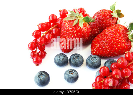 Pile des fraises, groseilles rouges, myrtilles isolé sur fond blanc. Banque D'Images