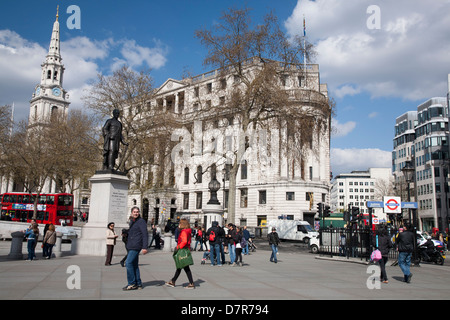 Vue sur St Martin-in-the-Fields et de l'Afrique du Sud Chambre de Trafalgar Square, Londres, Angleterre, Royaume-Uni Banque D'Images