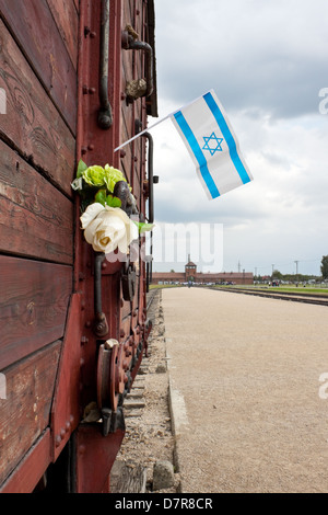 Israël drapeau en wagon de train, Auschwitz-Birkenau Banque D'Images