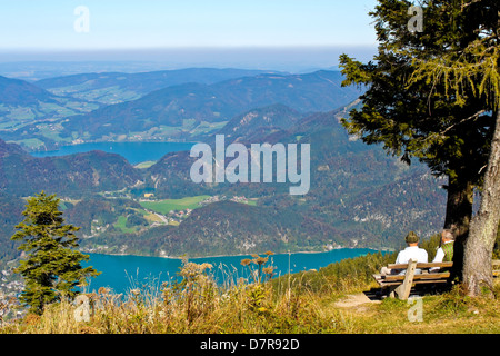 Couple autrichien senior assis sur un banc et regarder une belle vue sur une Banque D'Images