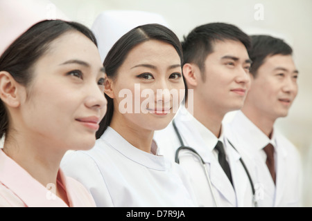 Les travailleurs de la santé standing in a row, Chine Banque D'Images