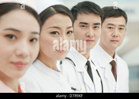 Les travailleurs de la santé standing in a row, Chine Banque D'Images