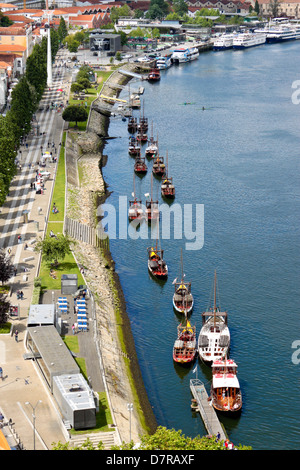 Les bateaux avec des tonneaux de vin de Porto sur la rivière Douro, Porto, Portugal Banque D'Images