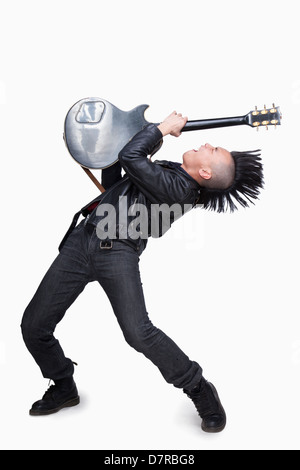 Jeune homme avec punk qui joue de la guitare Mohawk Banque D'Images