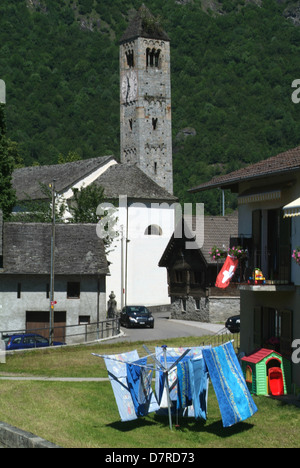 Le village de Olivone sur Vallée de Blenio sur les Alpes Suisses Banque D'Images