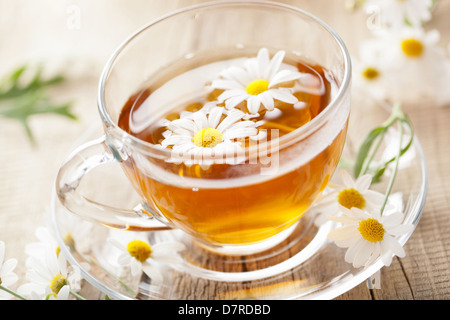 Tasse de thé de fines herbes avec fleurs de camomille Banque D'Images