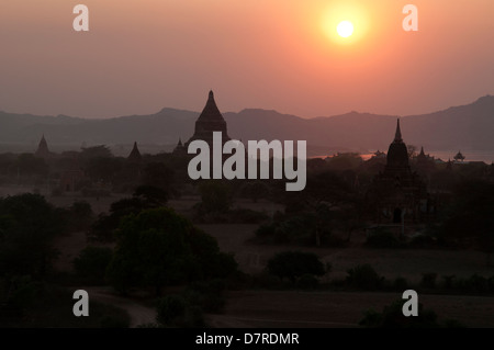 Coucher de soleil sur la silhouette du temples de Bagan Myanmar (Birmanie) Banque D'Images