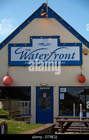 Le restaurant et bar Waterfront à Totland Bay, Isle of Wight, Hampshire, Royaume-Uni, en mai Banque D'Images