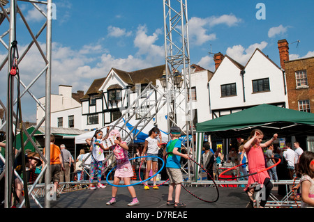 Enfants jouant au cours de hula hoop peut Merrie Festival, Kingston upon Thames, Royaume-Uni Banque D'Images