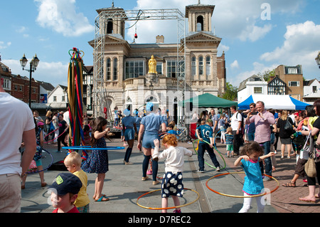 Enfants jouant au cours de hula hoop peut Merrie Festival, Kingston upon Thames, Royaume-Uni Banque D'Images