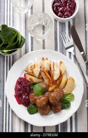 Swedish meatballs avec pommes de terre et la confiture lingon Banque D'Images