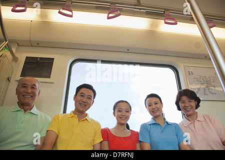 Famille assis dans le métro, portrait Banque D'Images